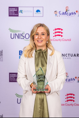 Holly Shreeves, holding her award