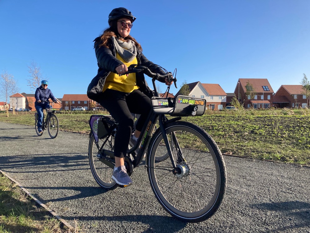People riding bikes provided by App-Bike.